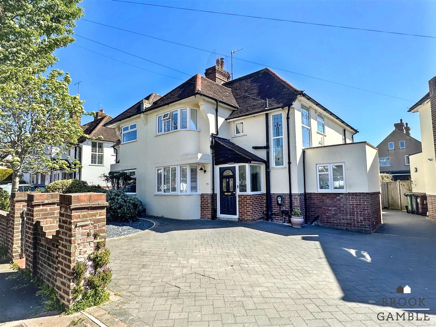 3 Bedroom House. Lawns Avenue in Eastbourne,  42